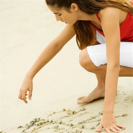 simsearch:625-00902214,k - Side profile of a girl writing in sand Stock Photo - Premium Royalty-Free, Code: 625-01039644