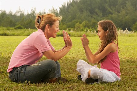 simsearch:625-00848874,k - Side profile of a mature woman playing with her daughter in the park Foto de stock - Sin royalties Premium, Código: 625-01039681