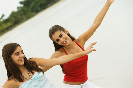 simsearch:625-00900553,k - Gros plan des deux filles danser sur la plage Photographie de stock - Premium Libres de Droits, Code: 625-01039753