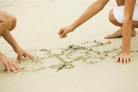 simsearch:625-00902214,k - Two girls drawing in sand Stock Photo - Premium Royalty-Free, Code: 625-01039793