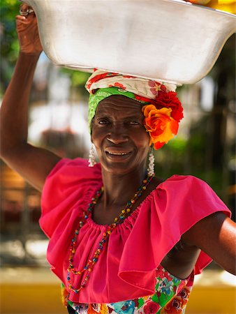 Portrait d'un vendeur de marché transportant un panier sur sa tête, Cartagena, Colombia Photographie de stock - Premium Libres de Droits, Code: 625-01040093