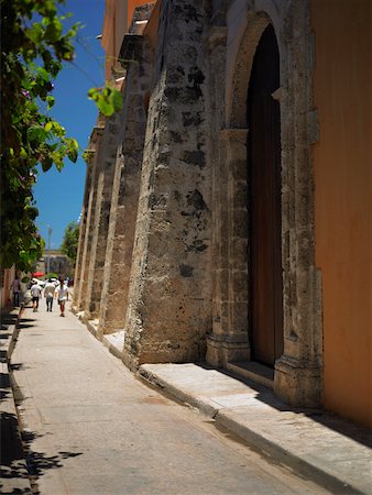 simsearch:625-01040064,k - Four men walking in an alley, Cartagena, Colombia Stock Photo - Premium Royalty-Free, Code: 625-01040124