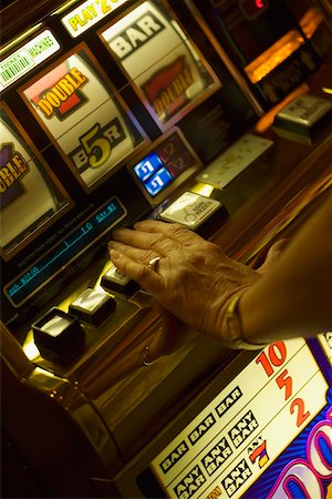 simsearch:625-00903573,k - High angle view of a woman's hand operating a slot machine, Las Vegas, Nevada, USA Foto de stock - Sin royalties Premium, Código: 625-01040199