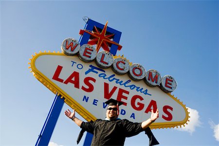 simsearch:625-01040269,k - Flachwinkelansicht eines jungen Mannes stehend in Schriftgröße ein Schild Las Vegas, Las Vegas, Nevada, USA Stockbilder - Premium RF Lizenzfrei, Bildnummer: 625-01040299