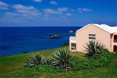 simsearch:625-01041101,k - Side view of a pink building facing the ocean, Devonshire north shore, Bermuda Stock Photo - Premium Royalty-Free, Code: 625-01040473