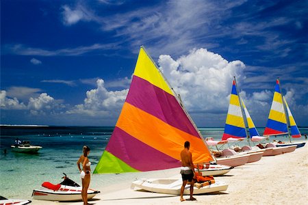 Ligne de voiles colorées sur un bord de la mer, l'île au Trésor, Abaco, Bermudes Photographie de stock - Premium Libres de Droits, Code: 625-01040531