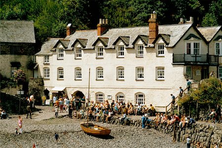 simsearch:625-01040593,k - Rassemblement de gens à l'extérieur de Clovelly en Angleterre Photographie de stock - Premium Libres de Droits, Code: 625-01040564