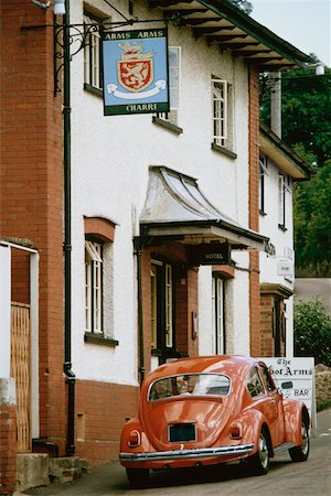 simsearch:625-01040593,k - Une orange voiture est garée à l'extérieur d'un pub, Angleterre Photographie de stock - Premium Libres de Droits, Code: 625-01040577