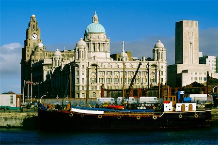 simsearch:625-01040593,k - Une barge ancrée à côté d'un bâtiment en forme de Dôme et un tour de l'horloge, Liverpool, Angleterre Photographie de stock - Premium Libres de Droits, Code: 625-01040597