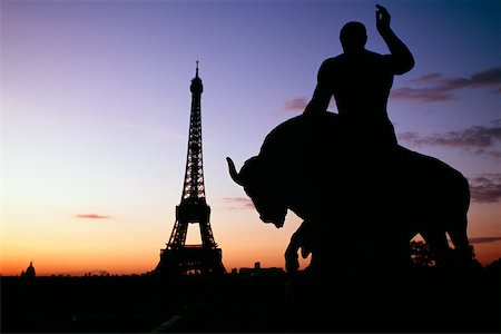 simsearch:625-01094319,k - Silhouette of a statue with Eiffel tower and Eid Alliot Palace in the background, France Stock Photo - Premium Royalty-Free, Code: 625-01040627