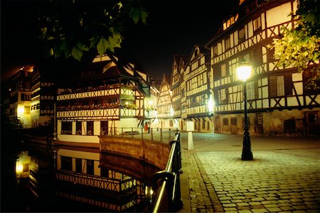 Lampadaires illuminés pendant la nuit dans la vieille ville, Strasbourg, France Photographie de stock - Premium Libres de Droits, Code: 625-01040623