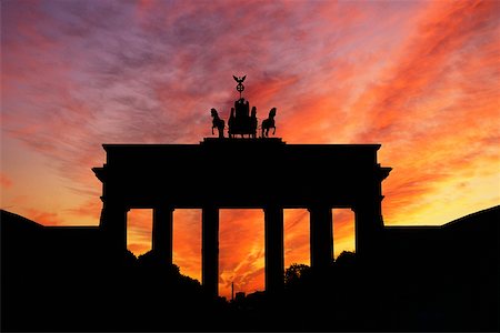 porta di brandeburgo - Silhouette of a building at dusk, Quadriga Statue, Brandenburg Gate Berlin, Germany Fotografie stock - Premium Royalty-Free, Codice: 625-01040733