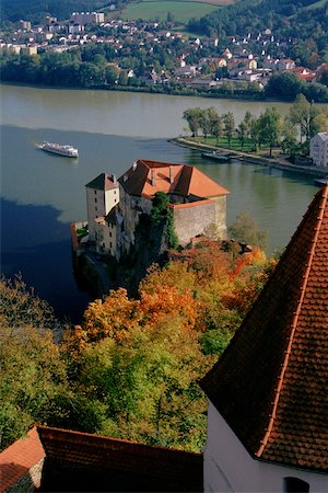 passau - High angle view of a building at the waterfront, Passau, Germany Fotografie stock - Premium Royalty-Free, Codice: 625-01040742