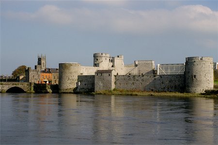 River in front of a castle, St. John's Castle, Limerick, Republic of Ireland Fotografie stock - Premium Royalty-Free, Codice: 625-01040777