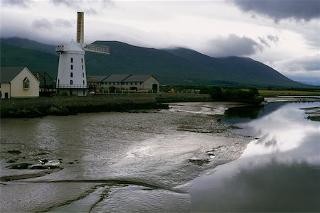 river scenes in ireland - Moulin à vent sur les rives d'une rivière, centré, Irlande Photographie de stock - Premium Libres de Droits, Code: 625-01040781