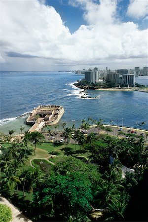 simsearch:625-01040948,k - Vue grand angle sur une ville côtière de San Juan, Puerto Rico Photographie de stock - Premium Libres de Droits, Code: 625-01040968