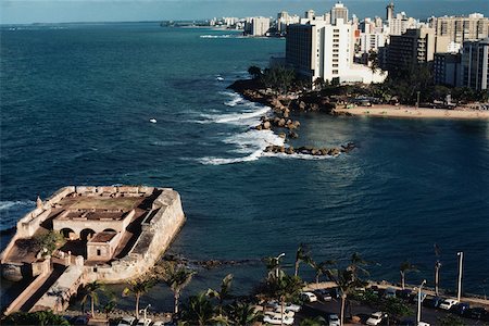 simsearch:625-01040948,k - Vue grand angle sur une ville côtière de Porto Rico Photographie de stock - Premium Libres de Droits, Code: 625-01040989