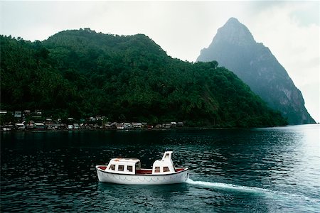 simsearch:625-01041167,k - View of the Grand Piton Peak with a boat sailing in the foreground Fotografie stock - Premium Royalty-Free, Codice: 625-01041144