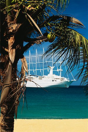 simsearch:625-01041158,k - A boat is sailing on a calm sea, The Grenadines Stock Photo - Premium Royalty-Free, Code: 625-01041140