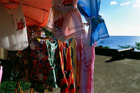 simsearch:625-01041175,k - Robes sont affichés à la vente sur un stand de souvenirs sur l'île de la Martinique. Photographie de stock - Premium Libres de Droits, Code: 625-01041157