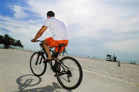 simsearch:625-01095436,k - Rear view of a young man cycling Stock Photo - Premium Royalty-Free, Code: 625-01094014