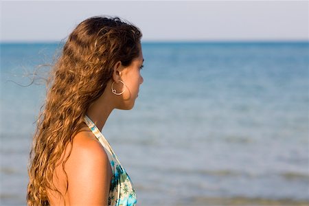 Side profile of a teenage girl on the beach Stock Photo - Premium Royalty-Free, Code: 625-01094016
