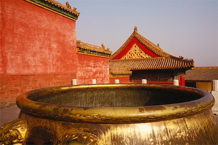 simsearch:625-01752795,k - Golden decorative urn in a courtyard, China Stock Photo - Premium Royalty-Free, Code: 625-01094317