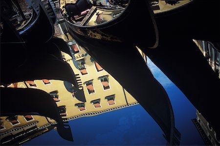 docked gondola buildings - Réflexion de bateaux et d'un bâtiment dans l'eau, Italie Photographie de stock - Premium Libres de Droits, Code: 625-01094542