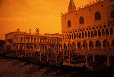 docked gondola buildings - Gondoles amarrées devant les bâtiments, Italie Photographie de stock - Premium Libres de Droits, Code: 625-01094611