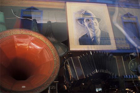 Gros plan d'un gramophone offrant un cadre d'image dans une fenêtre d'affichage Photographie de stock - Premium Libres de Droits, Code: 625-01094718