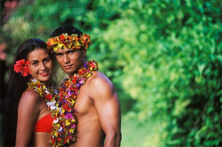 Portrait d'un jeune couple debout ensemble portant guirlandes, Hawaii, USA Photographie de stock - Premium Libres de Droits, Code: 625-01094803