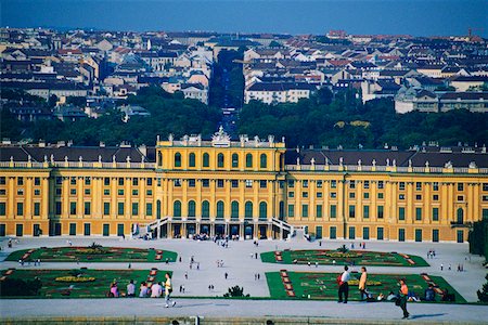 schloss schonbrunn - Vue grand angle touristique devant un palais, Palais de Schönbrunn, Vienne, Autriche Photographie de stock - Premium Libres de Droits, Code: 625-01095163