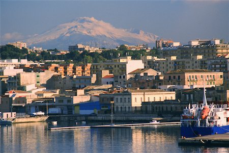 syracuse italy - Buildings at the waterfront, Mt Etna, Siracusa, Sicily, Italy Foto de stock - Sin royalties Premium, Código: 625-01095199