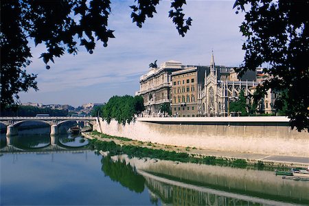 simsearch:625-01095210,k - Pont sur une rivière, du Tibre, Rome, Italie Photographie de stock - Premium Libres de Droits, Code: 625-01095205