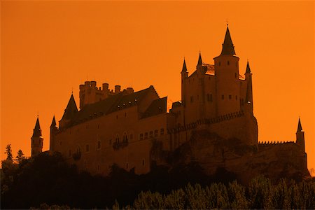 segovia - Low angle view of a castle, Alcazar of Segovia, Segovia, Spain Foto de stock - Sin royalties Premium, Código: 625-01095248