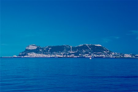 Rock formations at the waterfront Rock of Gibraltar, Gibraltar, Spain Fotografie stock - Premium Royalty-Free, Codice: 625-01095270