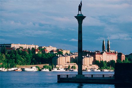 simsearch:625-01095342,k - Low angle view of a statue on a pillar in a harbor, Stockholm, Sweden Fotografie stock - Premium Royalty-Free, Codice: 625-01095338