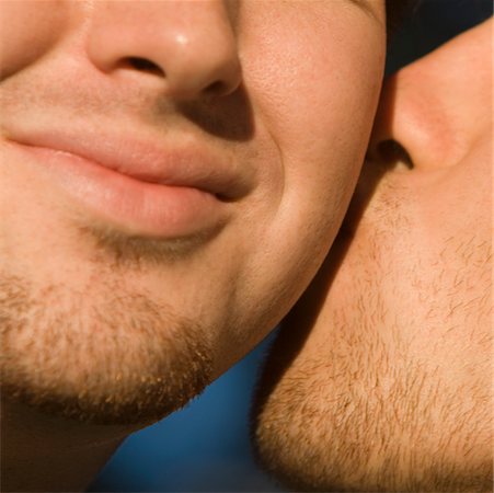simsearch:614-02613435,k - Gros plan des deux gays baiser Photographie de stock - Premium Libres de Droits, Code: 625-01095363