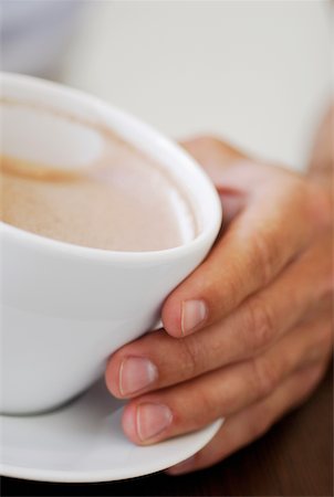 simsearch:625-01095569,k - Close-up of a person's hand holding a cup of coffee Foto de stock - Sin royalties Premium, Código: 625-01095532