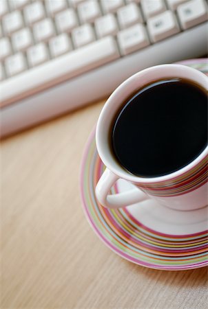 simsearch:625-01095569,k - Erhöhte Ansicht eine Tasse schwarzer Tee mit einer Computertastatur Stockbilder - Premium RF Lizenzfrei, Bildnummer: 625-01095553