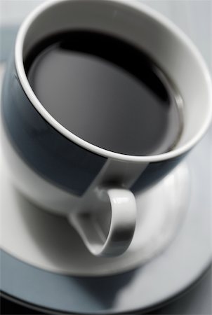 simsearch:625-00898463,k - Gros plan d'une tasse de thé noir Photographie de stock - Premium Libres de Droits, Code: 625-01095625
