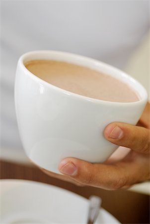 simsearch:625-01095569,k - Close-up of a person's hand holding a cup of coffee Foto de stock - Sin royalties Premium, Código: 625-01095631