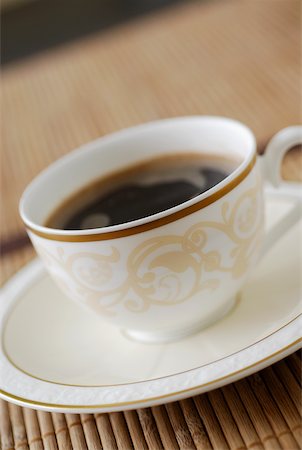 simsearch:625-00898463,k - Gros plan d'une tasse de thé noir Photographie de stock - Premium Libres de Droits, Code: 625-01095632