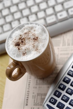 simsearch:625-01095569,k - High angle view of a coffee cup with a computer keyboard and a calculator Foto de stock - Sin royalties Premium, Código: 625-01095647