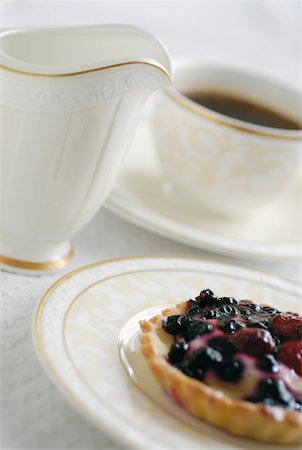 simsearch:625-01095569,k - Nahaufnahme der Torte mit einer Tasse Kaffee Stockbilder - Premium RF Lizenzfrei, Bildnummer: 625-01095680