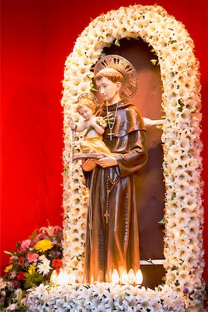 s antonio - Low angle view of a statue of St. Anthony with baby Jesus Foto de stock - Sin royalties Premium, Código: 625-01095761