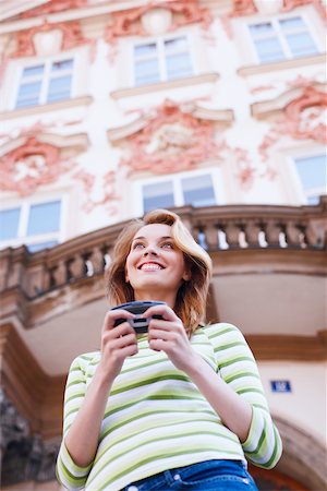 simsearch:625-01092988,k - Low angle view of a young woman holding a mobile phone Foto de stock - Royalty Free Premium, Número: 625-01096106