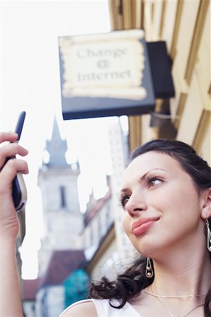 simsearch:625-01092988,k - Low angle view of a young woman looking at a mobile phone Foto de stock - Royalty Free Premium, Número: 625-01096150