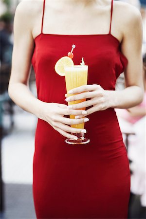 simsearch:640-01362778,k - Mid section view of a woman holding a glass of juice Foto de stock - Sin royalties Premium, Código: 625-01096316