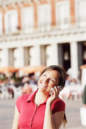 simsearch:625-01092988,k - Young woman talking on a mobile phone Foto de stock - Royalty Free Premium, Número: 625-01096416